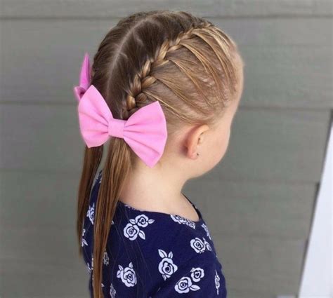 Bambina con due trecce laterali