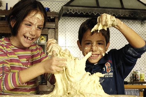 Bambini che giocano tranquillamente in una stanza ricoperta di sale