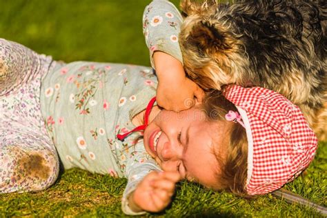Bambino con un cane in un ambiente domestico controllato