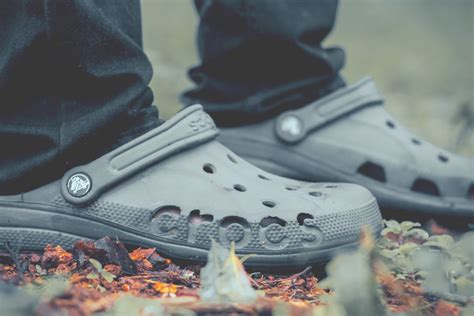 Illustrazione del design iconico delle Crocs con i suoi fori distintivi