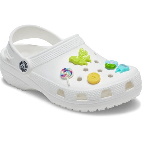 Bambine che personalizzano le loro Crocs con Jibbitz colorati