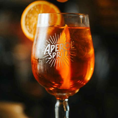 Ingredienti chiave Aperol (scorze d'arancia, rabarbaro, genziana)