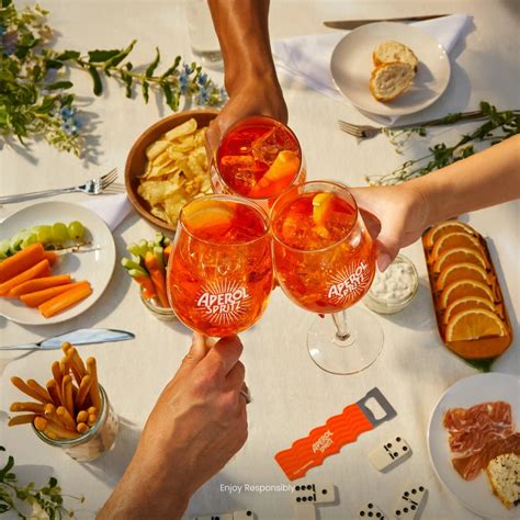Persone che brindano con Aperol Spritz