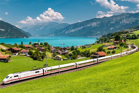 Treno che costeggia il Lago di Como