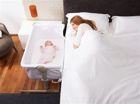 culla co-sleeping posizionata accanto al letto matrimoniale