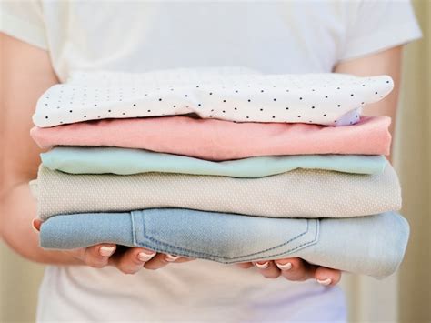 Vestiti puliti piegati per donazione
