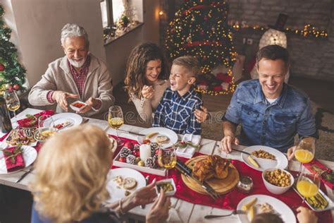 famiglia che cena insieme