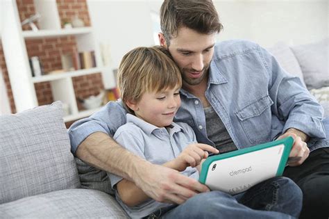 bambino che utilizza un tablet educativo in un ambiente domestico sicuro