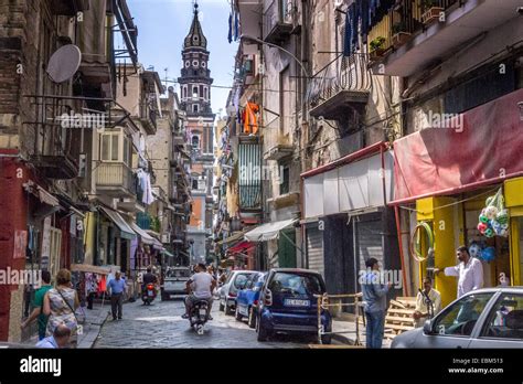 Giovani in scooter per le strade di Napoli