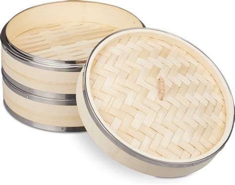 Fotografia artistica di ravioli pronti per la cottura in un cestello di bambù