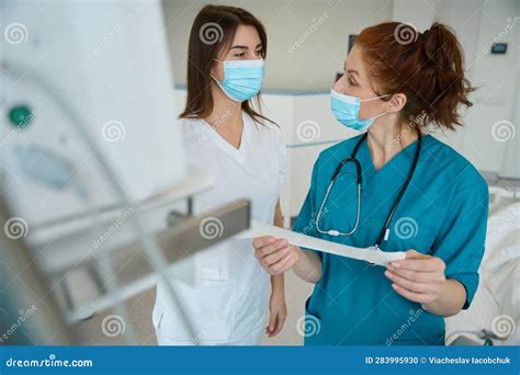 Donna con mascherina che si dirige verso un reparto ospedaliero