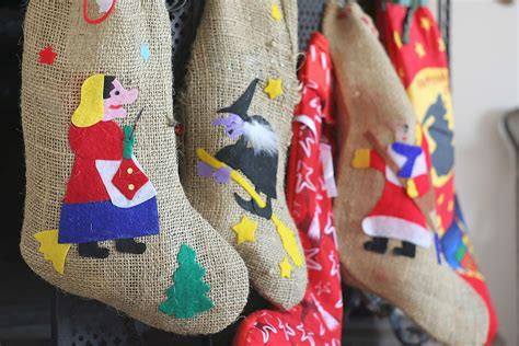 immagine di una calza della Befana appesa al camino piena di dolciumi e un pezzetto di carbone dolce
