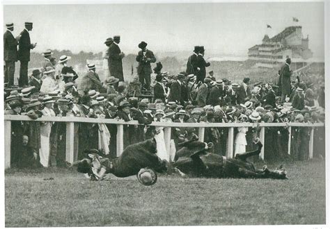 Emily Davison sul tracciato del Derby di Epsom