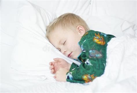 immagine di un bambino che dorme tranquillo nel suo lettino dopo una routine serale