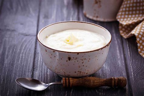 Semolino al latte dolce con frutta fresca e cannella