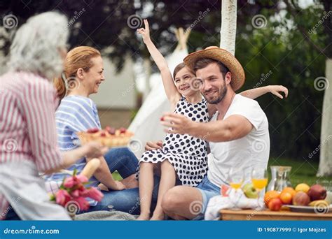 Famiglia che ride e si diverte a casa