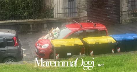 Cofano di un'auto ricoperto di post-it colorati