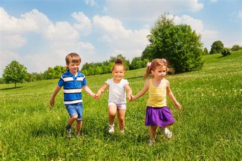 Bambini che giocano felici e si incoraggiano a vicenda