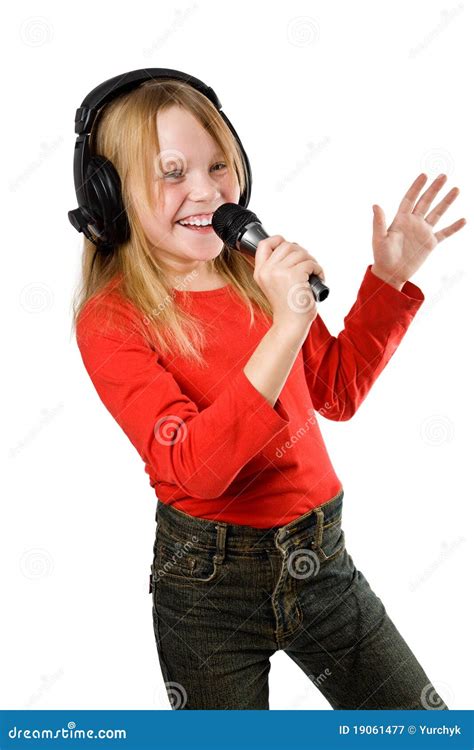 bambina che canta con un microfono
