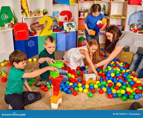 Bambini che giocano in ludoteca