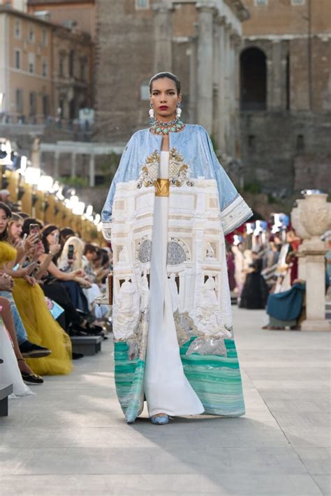 Sfilata di moda bambino con abiti firmati Dolce & Gabbana in un ambiente elegante