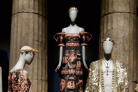 Dettaglio di un capo d'abbigliamento Dolce & Gabbana che mostra l'attenzione per la qualità dei tessuti