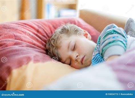 Bambino raffreddato che riposa a letto