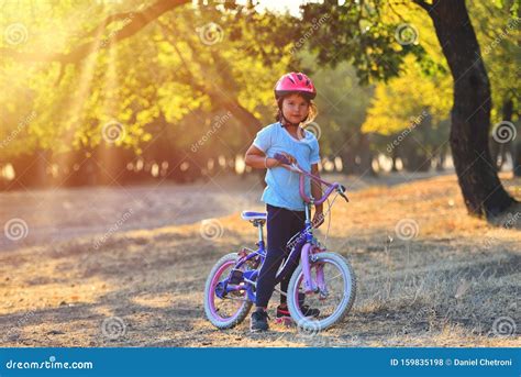 bambino di sei anni felice sulla sua nuova bicicletta in un parco