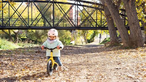 bambino che passa dalla balance bike alla bici a pedali senza rotelle