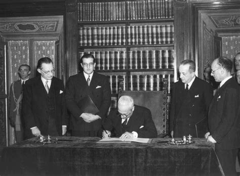 Enrico De Nicola firma la Costituzione italiana