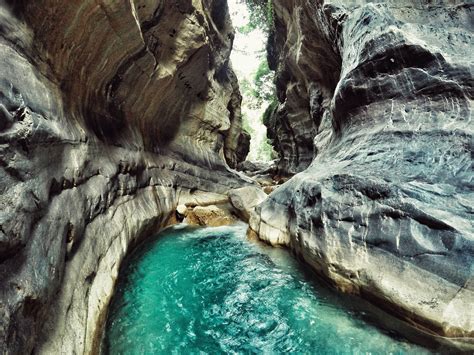 kayak che attraversano le strette gole del canyon