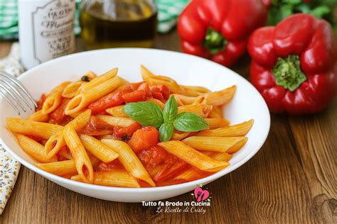 Un piatto di pasta fresca ligure servito al tavolo