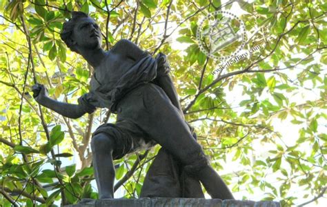 Antica facciata storica del locale Balilla a Genova con dettagli architettonici del primo Novecento