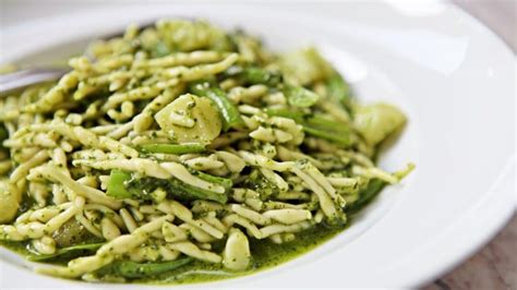 Piatto tipico della cucina ligure rivisitato in chiave moderna su un tavolo del Just Balilla