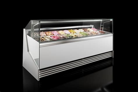 Vetrina dei gelati artigianali con gusti classici e stagionali decorati con frutta fresca