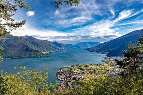 Veduta panoramica del Lago di Como con le montagne che circondano Colico
