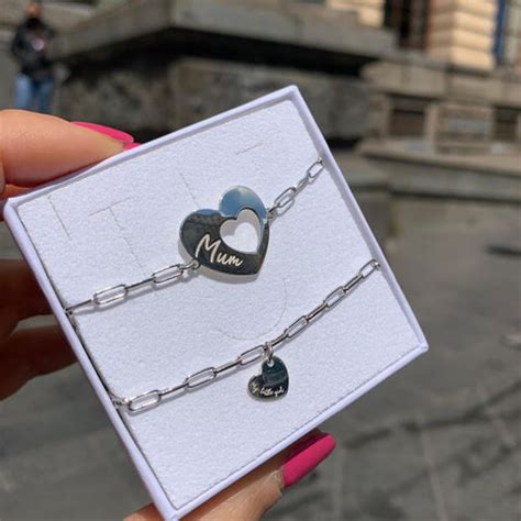 diversi modelli di bracciali madre-figlia, inclusi cuori e design più originali