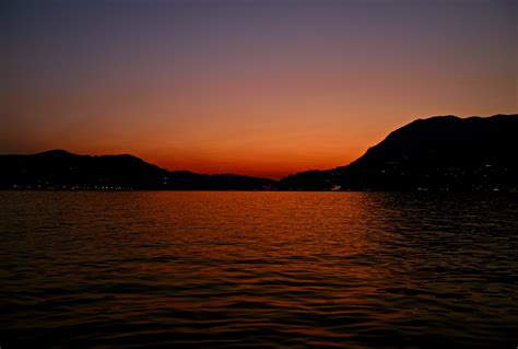 veduta panoramica del Lago di Como al tramonto con le montagne sullo sfondo