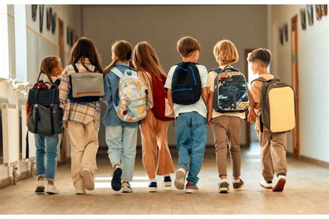 Bambini che camminano da soli verso la scuola