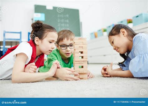 Bambini che giocano in gruppo a scuola