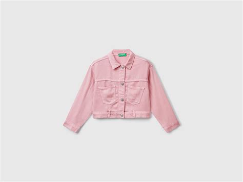 Bambina con giacca Benetton colorata