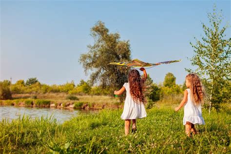 Bambine che giocano all'aperto con capi Benetton