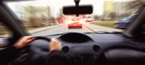 Dettaglio meccanico di un sistema di frenata su un go-kart per bambini
