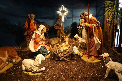 rappresentazione classica del presepe sotto l'albero