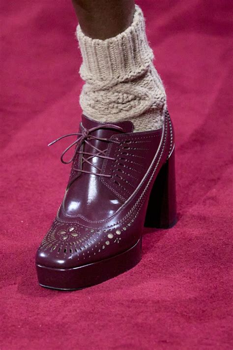 Piedi di bambino misurati per scarpe nuove