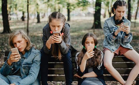 Ragazza triste davanti al cellulare con icone social