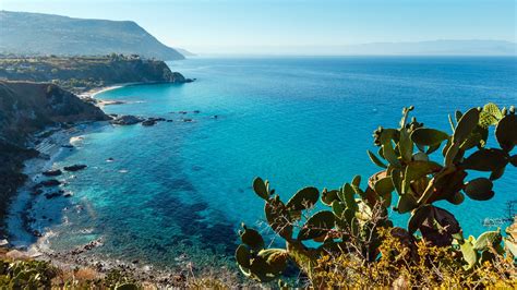 Panorama costiero calabrese con mare cristallino e vegetazione mediterranea