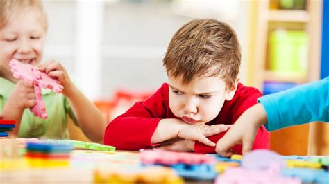 Un bambino con ADHD che interagisce con i compagni, con didascalia che mostra difficoltà di comunicazione o impulsività