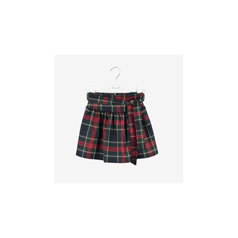 Bambina con gonna tartan