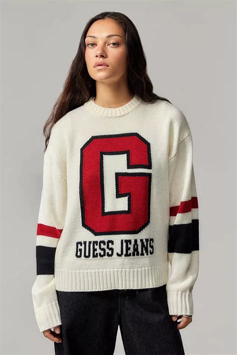 Bambina che indossa un maglione Guess